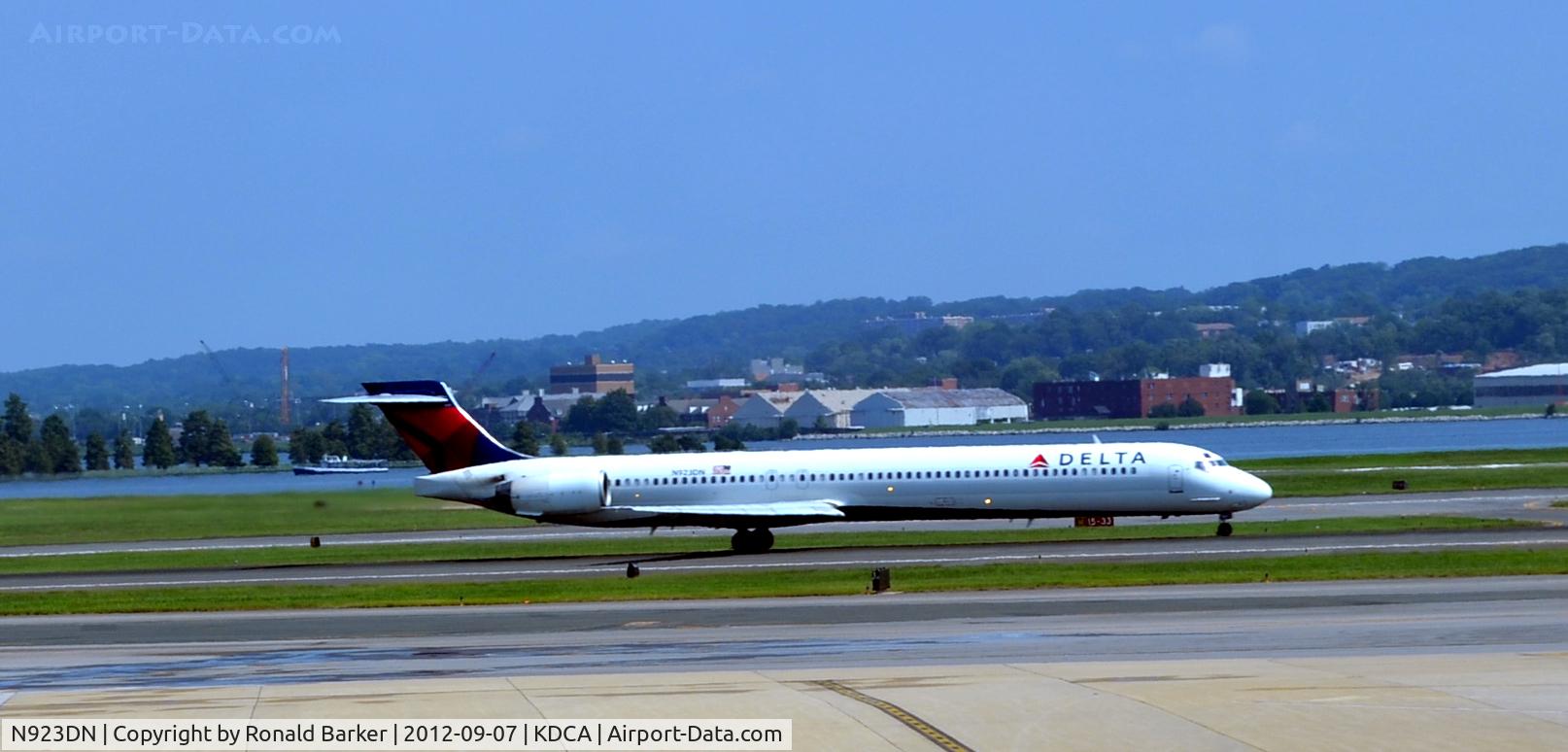 N923DN, 1998 McDonnell Douglas MD-90-30 C/N 53585, Takeoff DCA