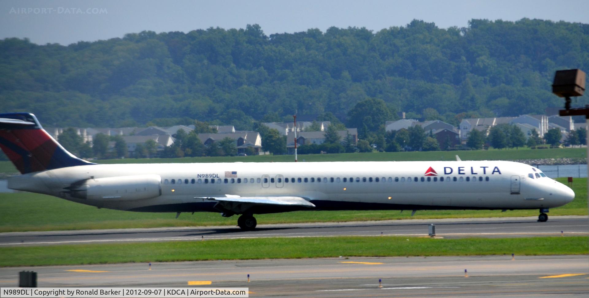 N989DL, 1991 McDonnell Douglas MD-88 C/N 53341, Landing DCA