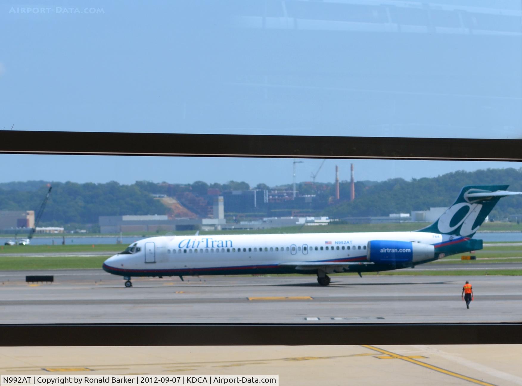 N992AT, 2002 Boeing 717-200 C/N 55136, Taxi DCA