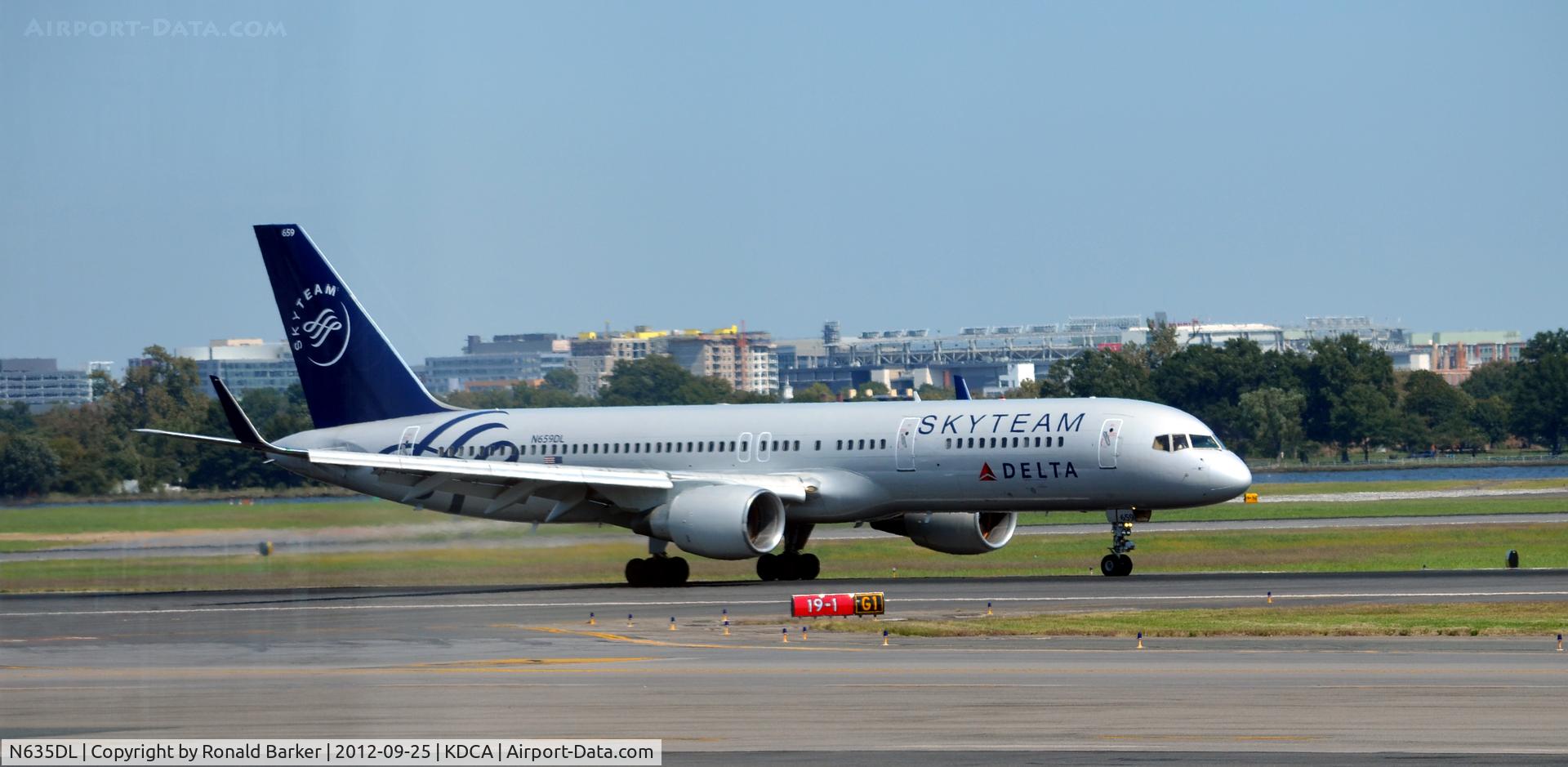 N635DL, 1988 Boeing 757-232 C/N 23762, Landing DCA