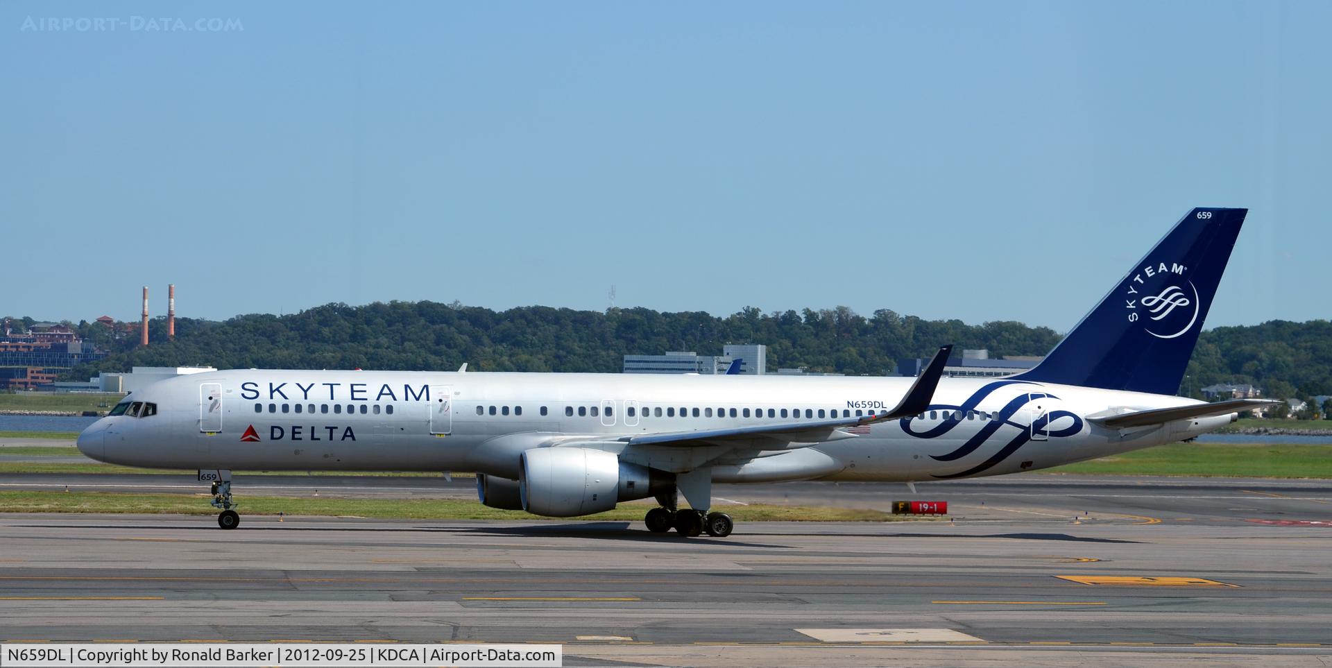 N659DL, 1990 Boeing 757-232 C/N 24421, Taxi DCA