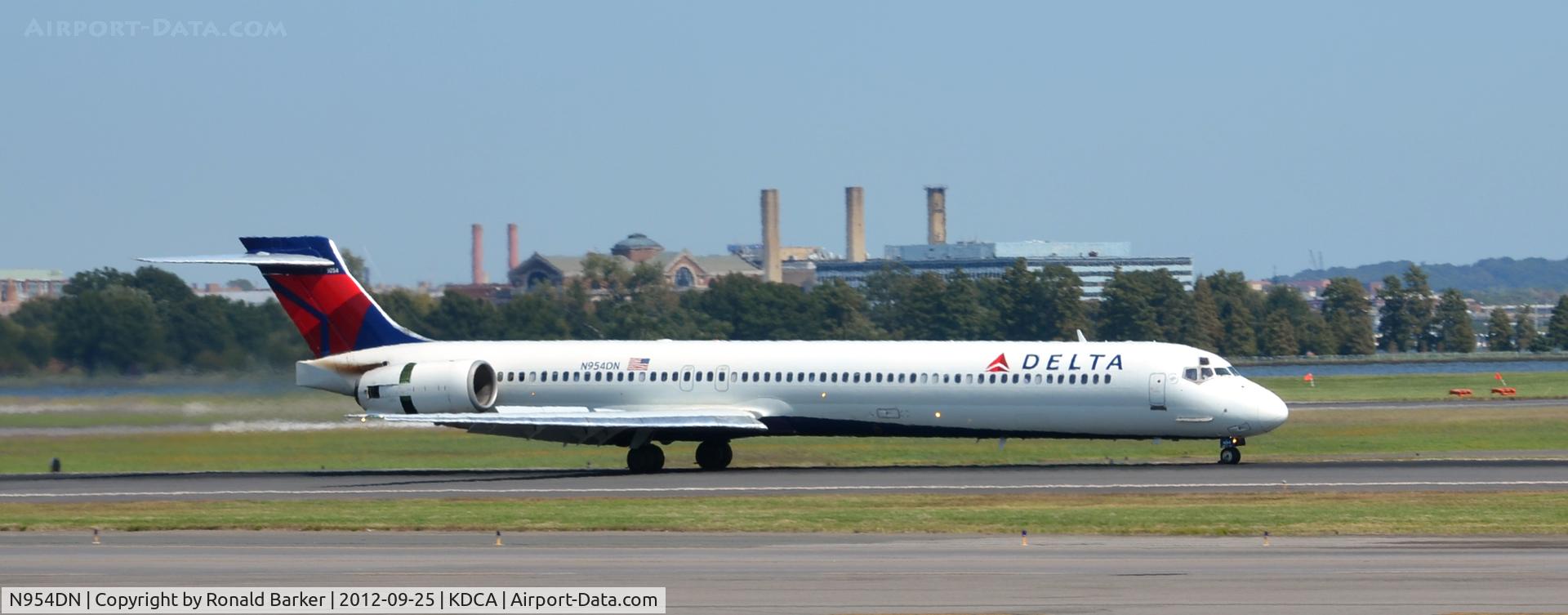 N954DN, 1999 McDonnell Douglas MD-90-30 C/N 53524, Landing DCA