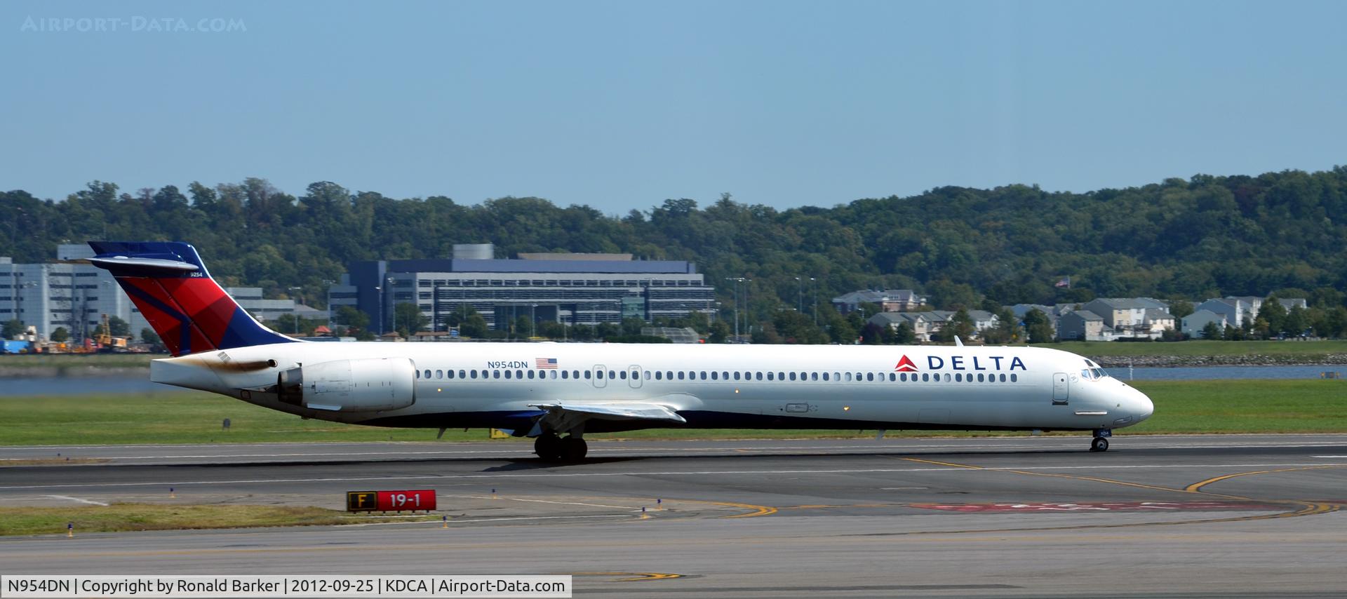 N954DN, 1999 McDonnell Douglas MD-90-30 C/N 53524, Landing DCA