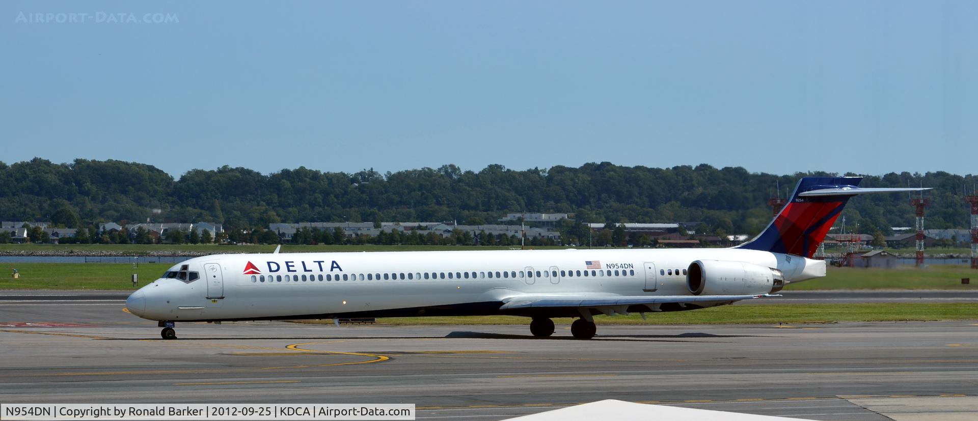 N954DN, 1999 McDonnell Douglas MD-90-30 C/N 53524, Taxi DCa