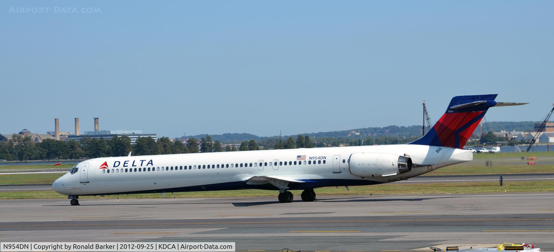 N954DN, 1999 McDonnell Douglas MD-90-30 C/N 53524, Taxi DCA
