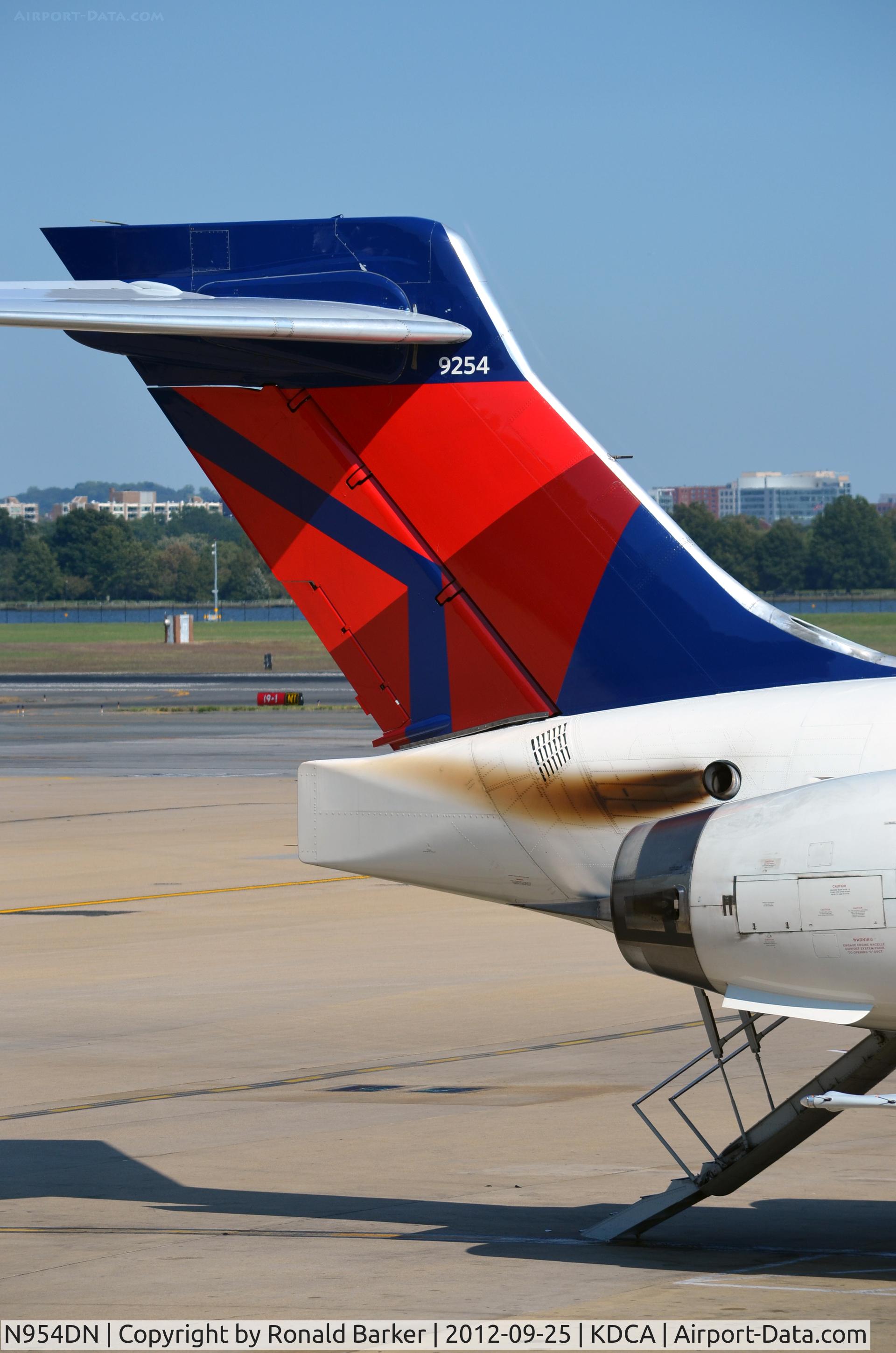 N954DN, 1999 McDonnell Douglas MD-90-30 C/N 53524, Taxi DCA