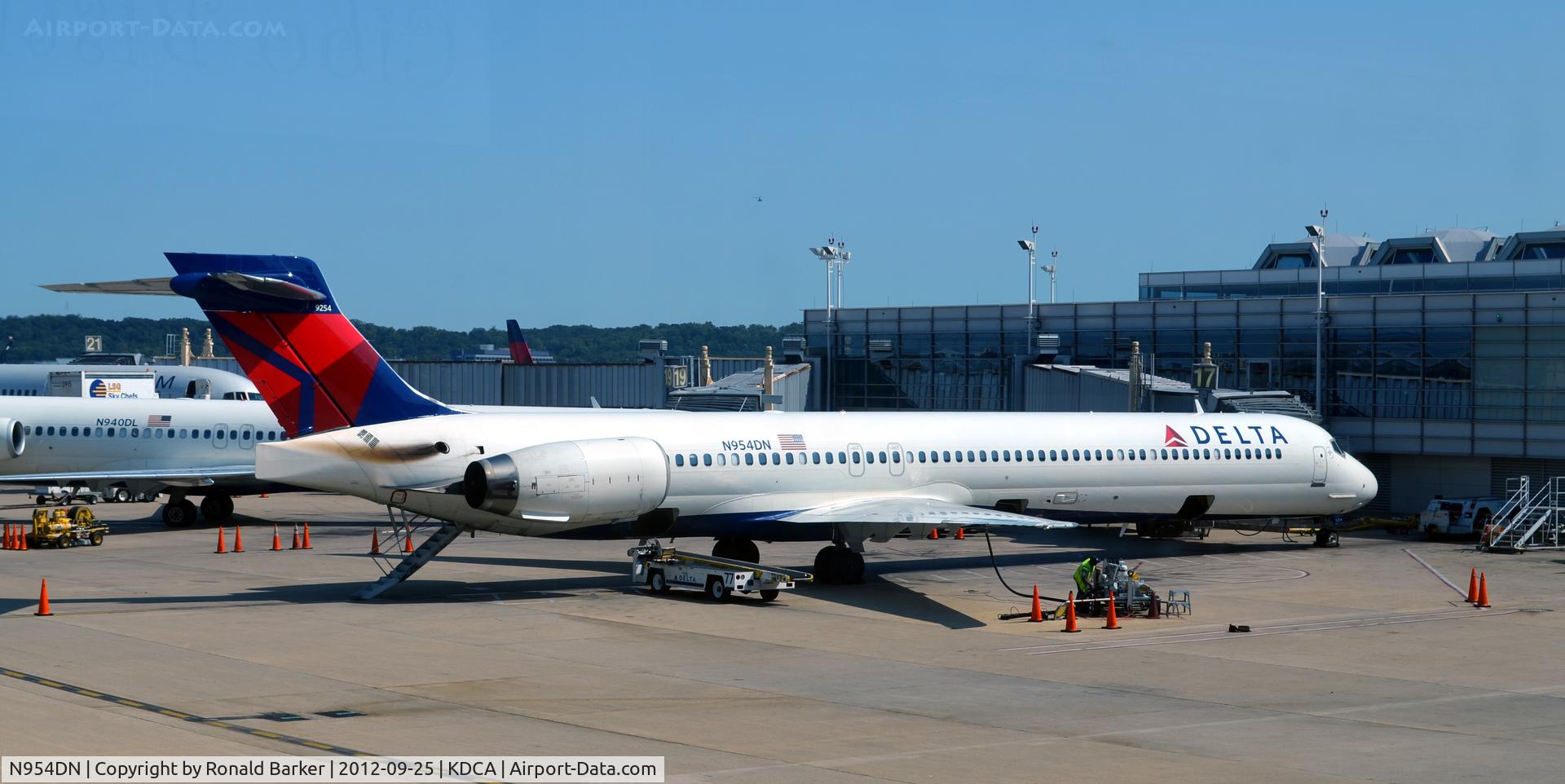 N954DN, 1999 McDonnell Douglas MD-90-30 C/N 53524, DCA VA