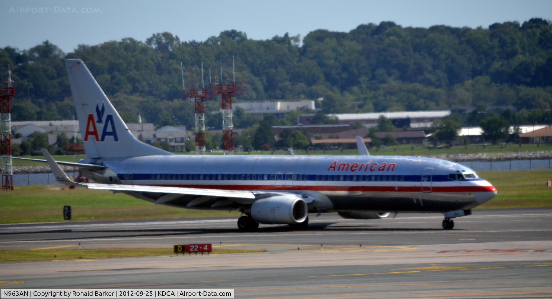N963AN, 2001 Boeing 737-823 C/N 29543, Landing DCA