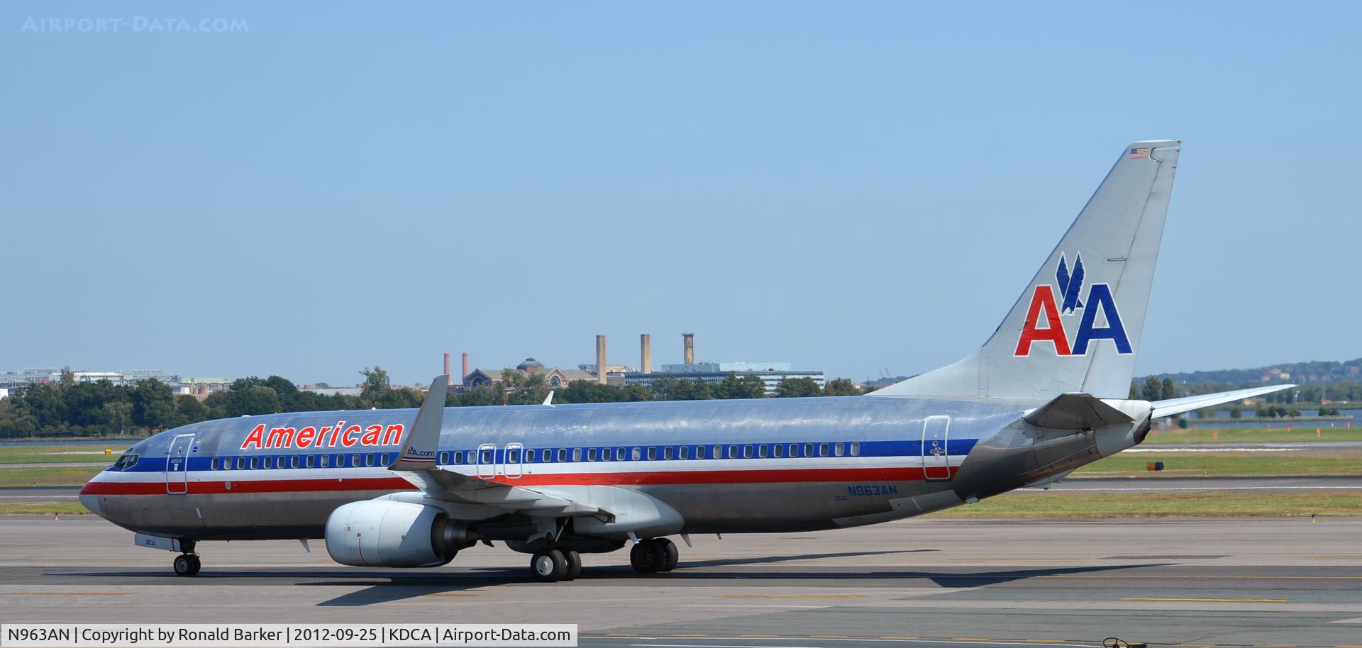 N963AN, 2001 Boeing 737-823 C/N 29543, Taxi DCA