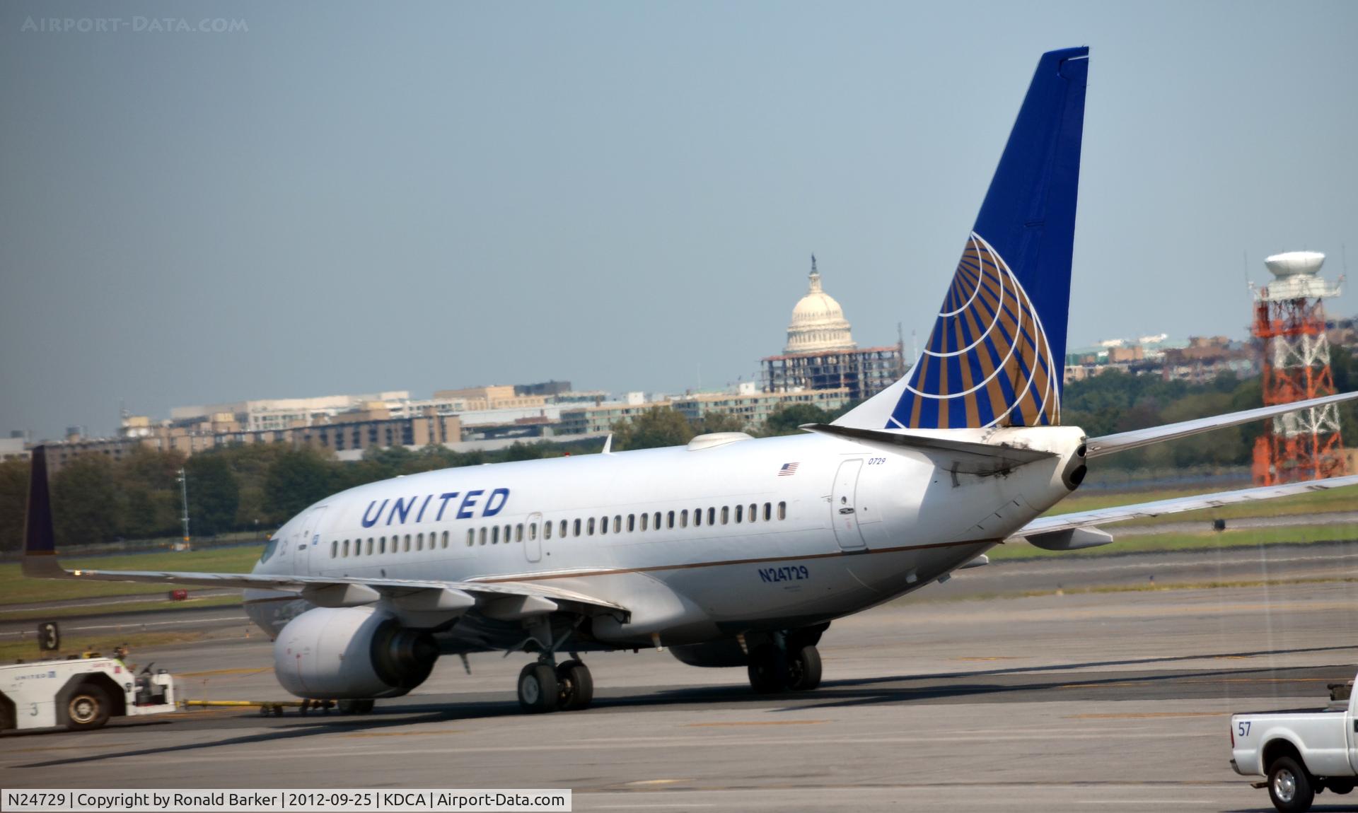 N24729, 1999 Boeing 737-724 C/N 28945, Taxi DCA