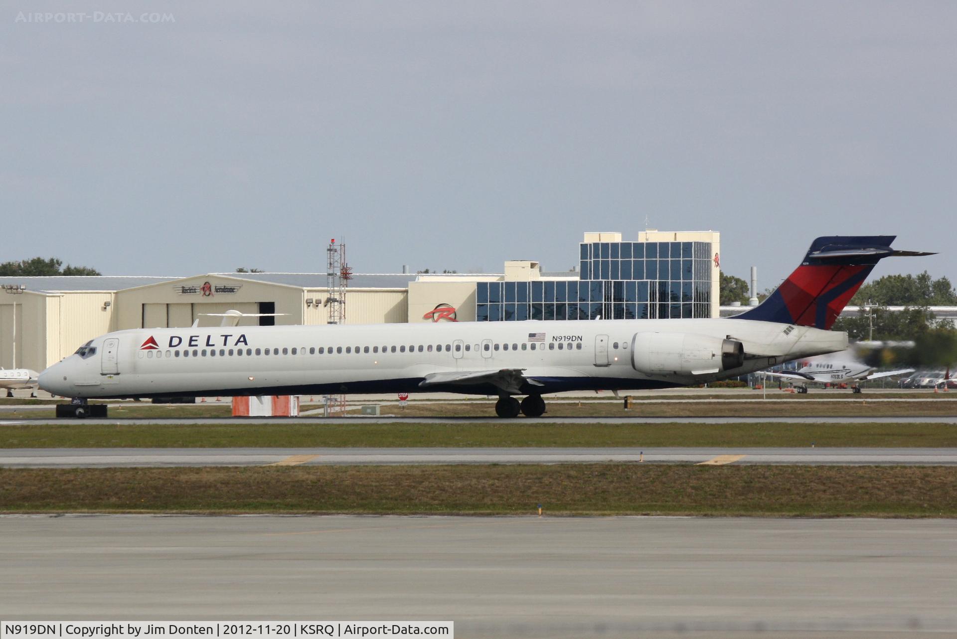 N919DN, McDonnell Douglas MD-90-30 C/N 53553, Delta Flight 2298 (N919DN) departs Sarasota-Bradenton International Airport enroute to Hartsfield-Jackson Atlanta International Airport