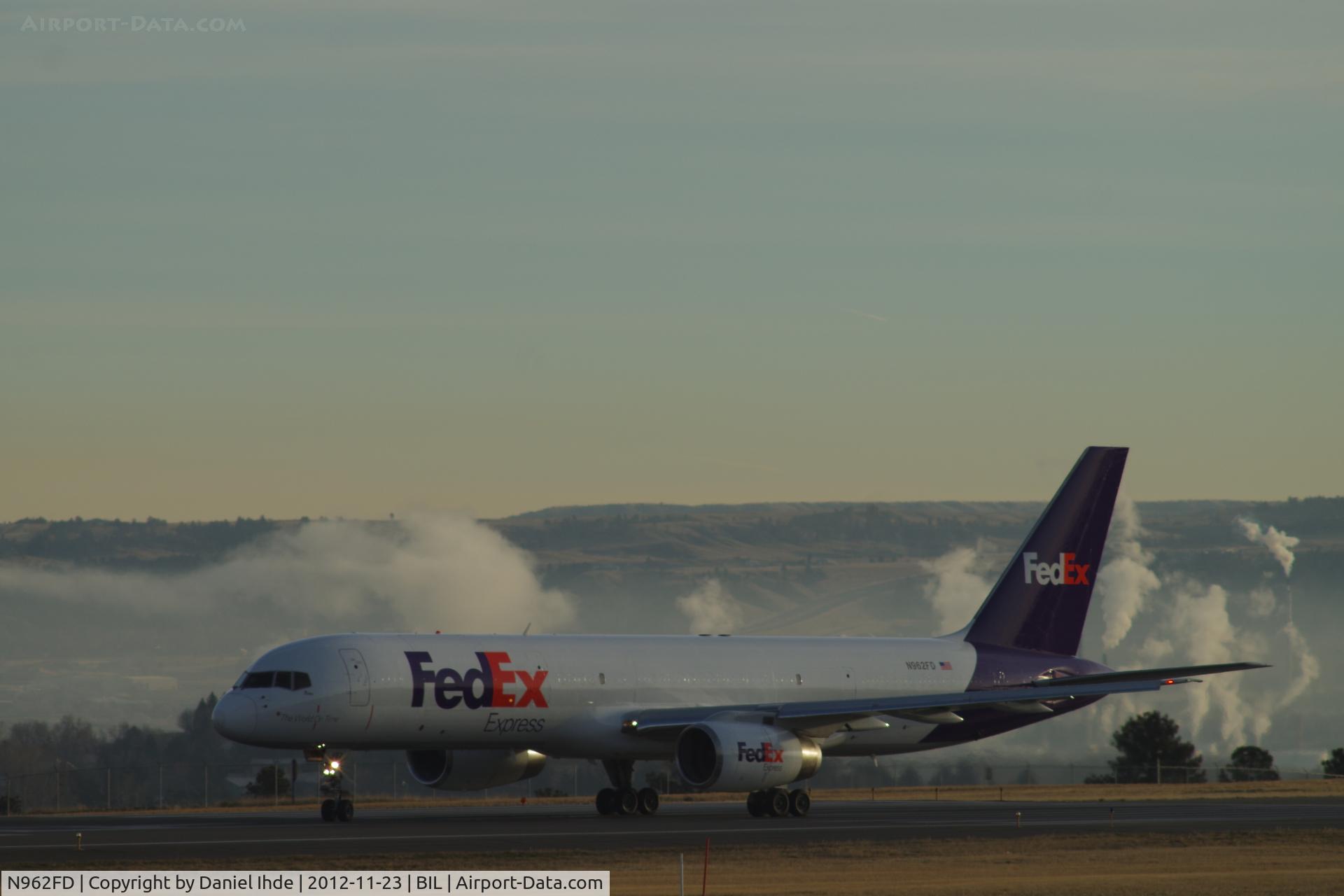 N962FD, 1988 Boeing 757-2G5 C/N 24176, A FedEx 757 @ KBIL.  Sad to see the old 727's gone.