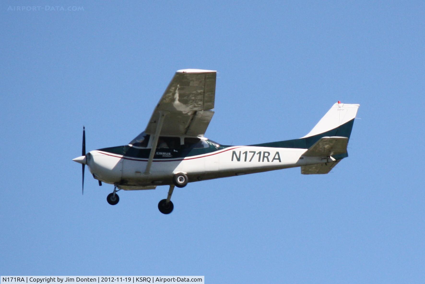 N171RA, 1999 Cessna 172S C/N 172S8237, Cessna Skyhawk (N171RA) on approach to Sarasota-Bradenton International Airport