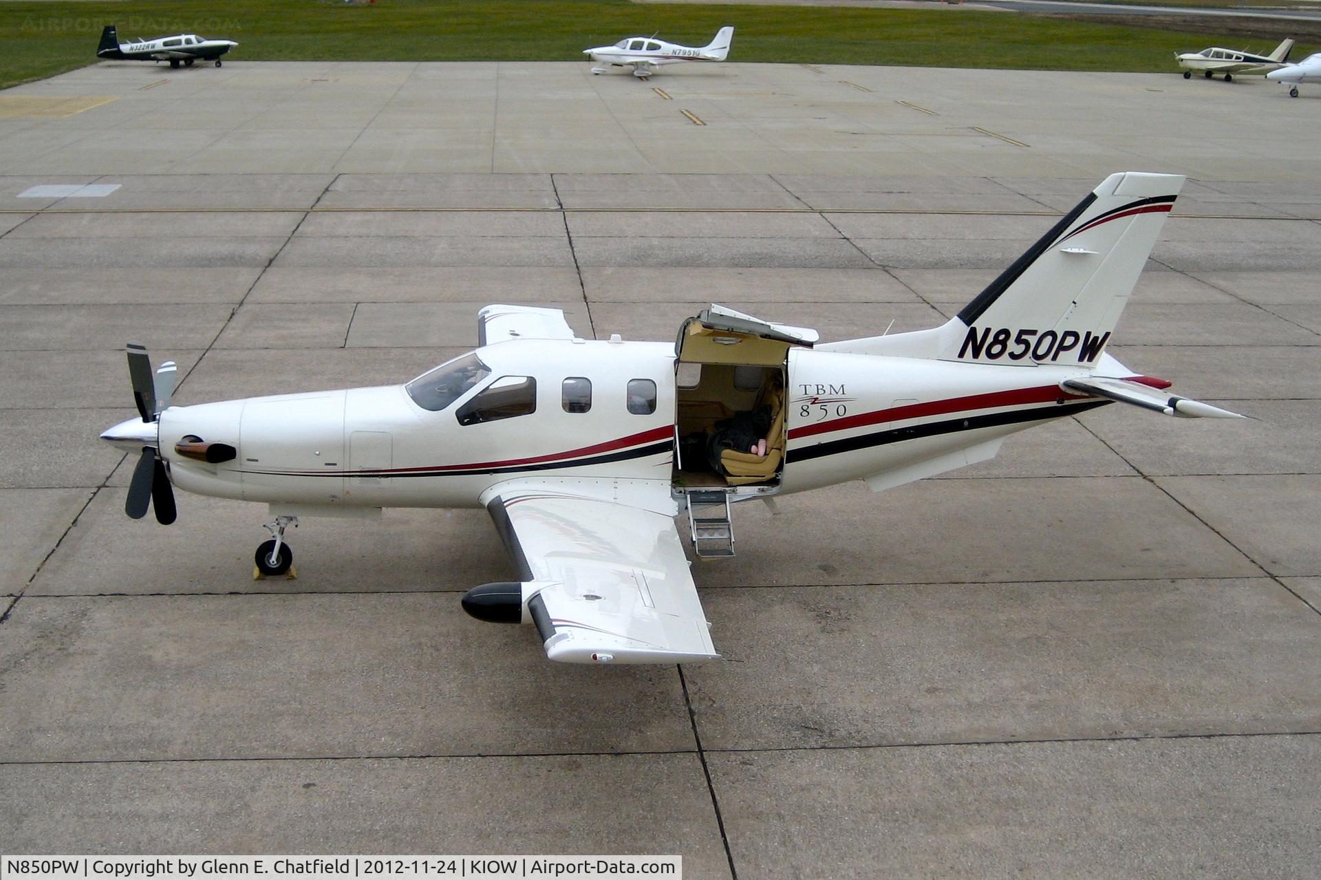 N850PW, 2007 Socata TBM-700 C/N 390, Loading for departure