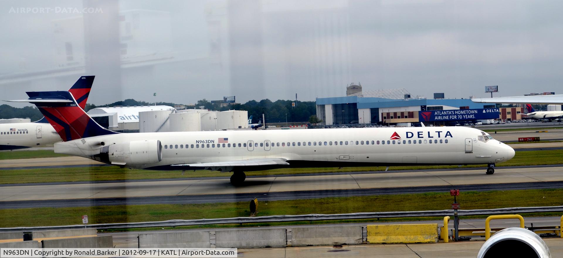 N963DN, 1998 McDonnell Douglas MD-90-30 C/N 53533, Taxi ATL