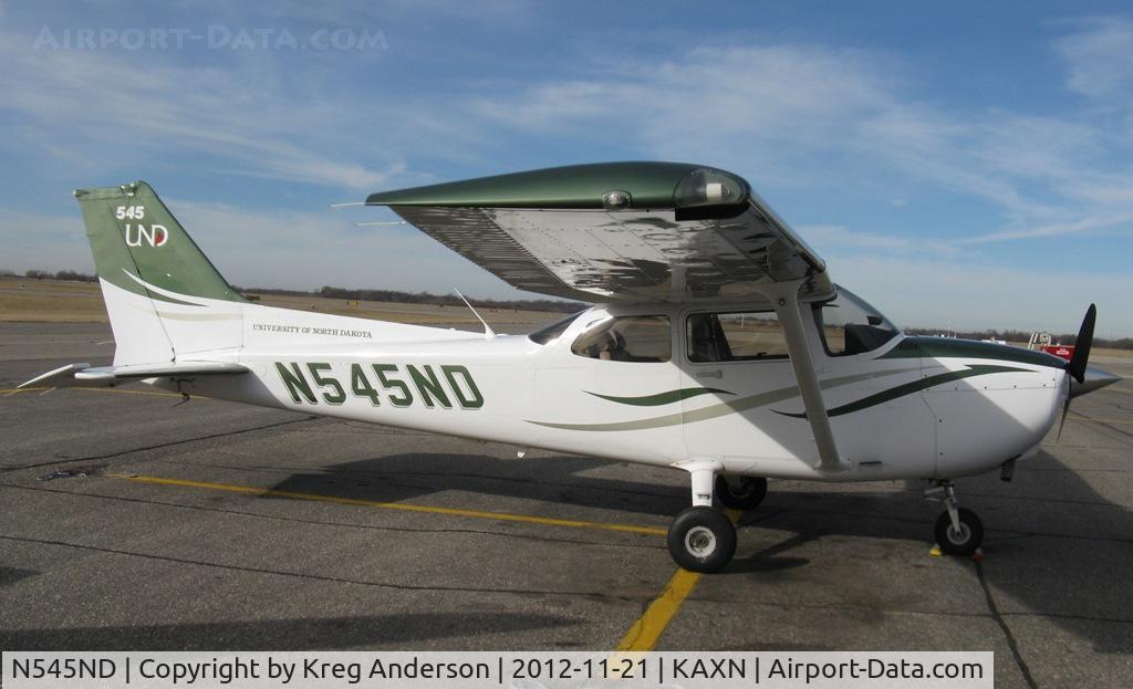 N545ND, 2008 Cessna 172S C/N 172S10857, Cessna 172S Skyhawk from the University of North Dakota on the line.
