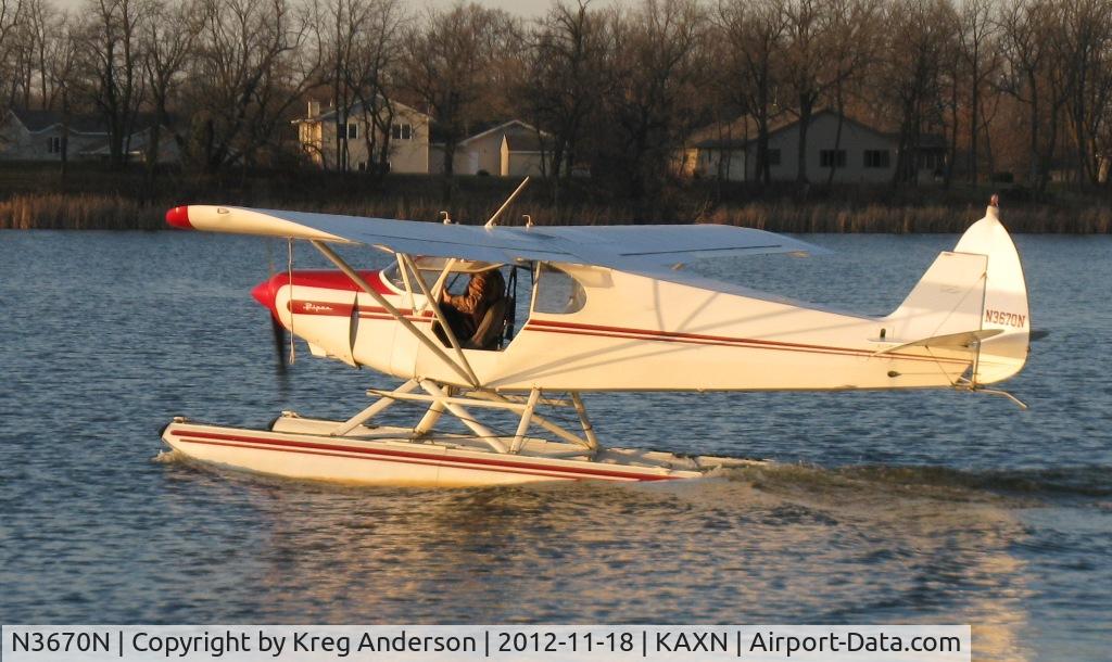 N3670N, 1946 Piper PA-12 Super Cruiser C/N 12-1921, Piper PA-12 Super Cruiser taxiing in to the seaplane dock.