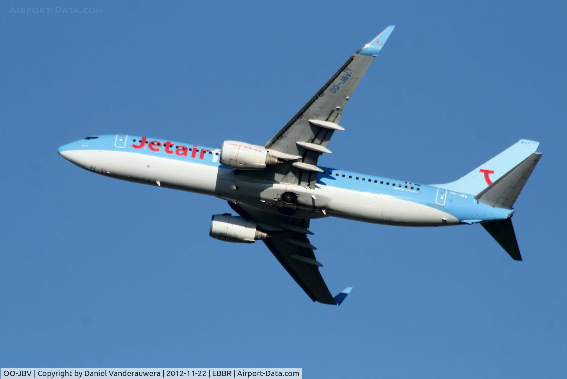 OO-JBV, 1999 Boeing 737-8K5 C/N 27990, Flight JAF9401 is climbing from RWY 25R