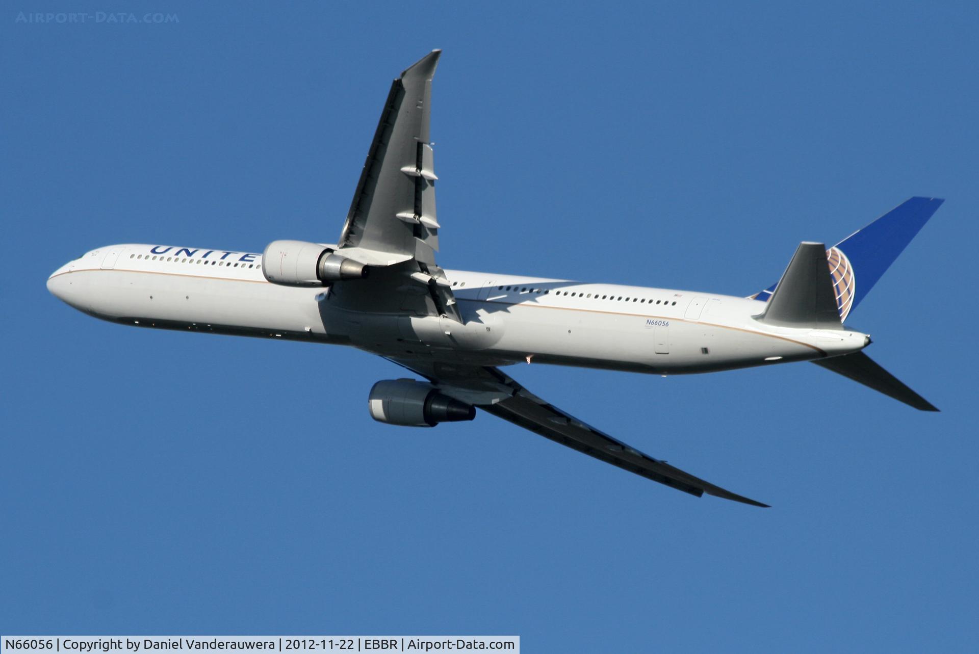 N66056, 2001 Boeing 767-424/ER C/N 29451, Flight UA123 is climbing from RWY 25R