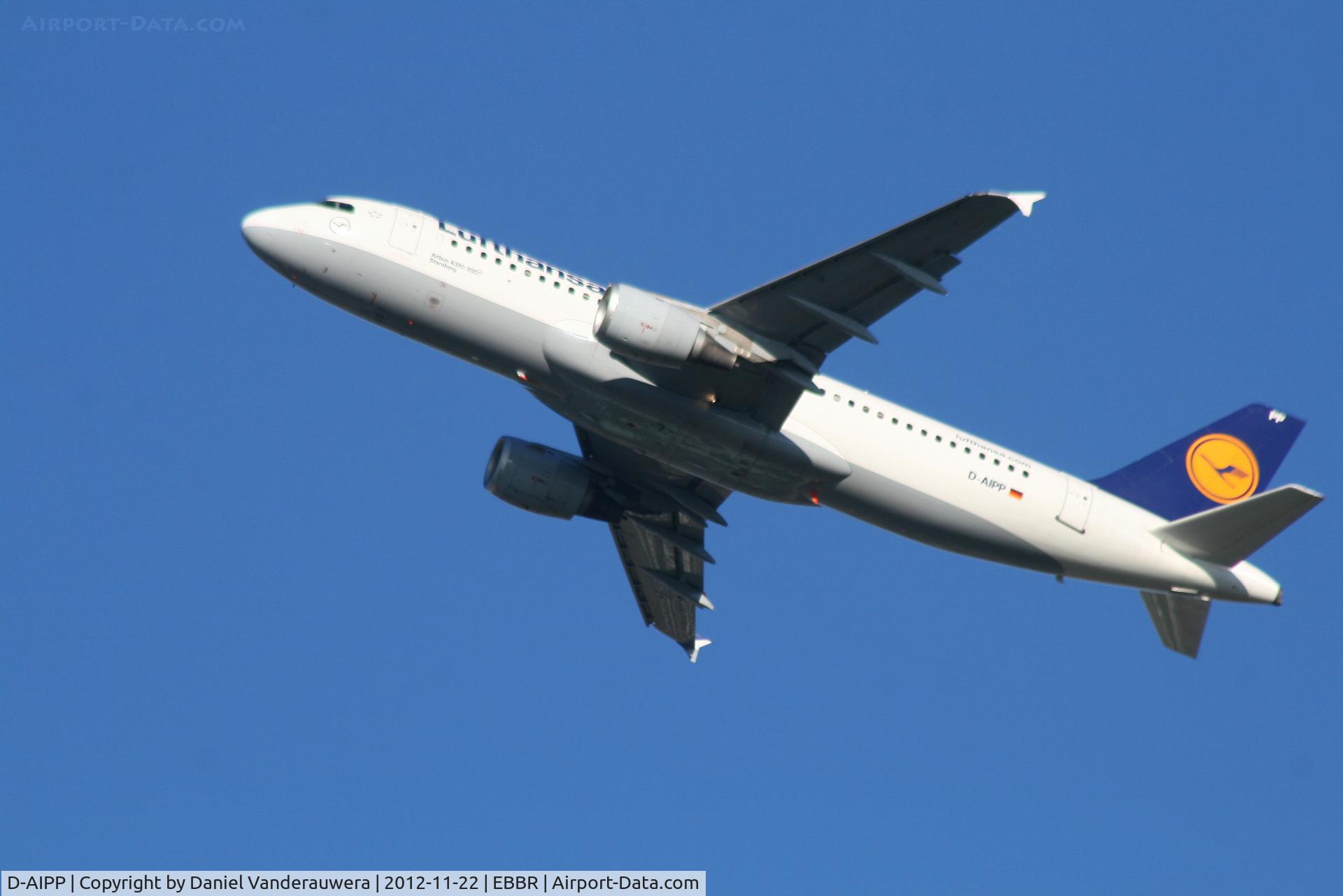 D-AIPP, 1990 Airbus A320-211 C/N 110, Flight LH2285 is climbing from RWY 25R