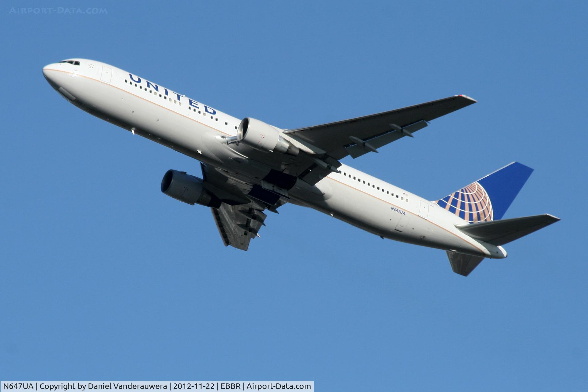 N647UA, 1992 Boeing 767-322 C/N 25284, Flight UA973 is climbing from RWY 25R