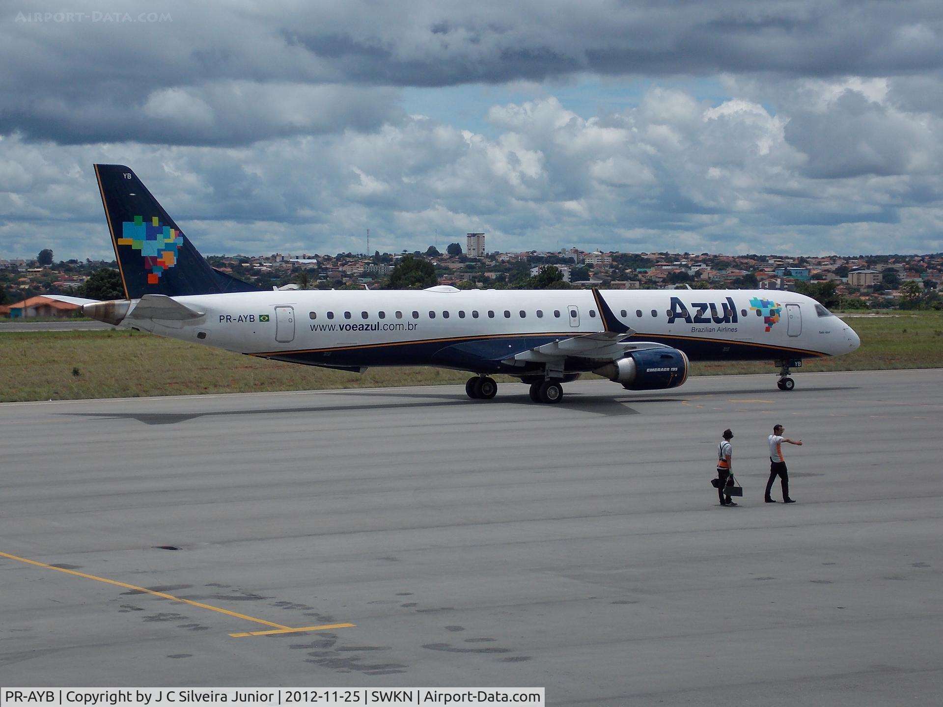 PR-AYB, 2008 Embraer 195LR (ERJ-190-200LR) C/N 19000239, Embraer ERJ-195AR (ERJ-190-200 IGW), matrícula PR-AYB (cn 19000239). Aeroporto Nelson Ribeiro Guimarães, Caldas Novas, GO (CLV/SBCN). Em 25 de novembro de 2012.