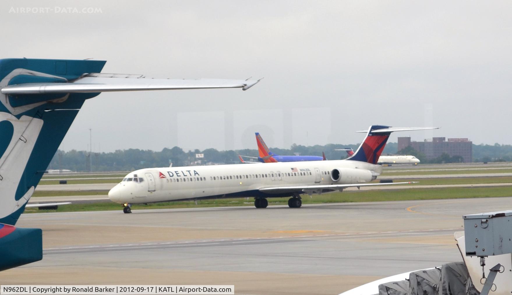 N962DL, 1990 McDonnell Douglas MD-88 C/N 49981, Taxi ATL