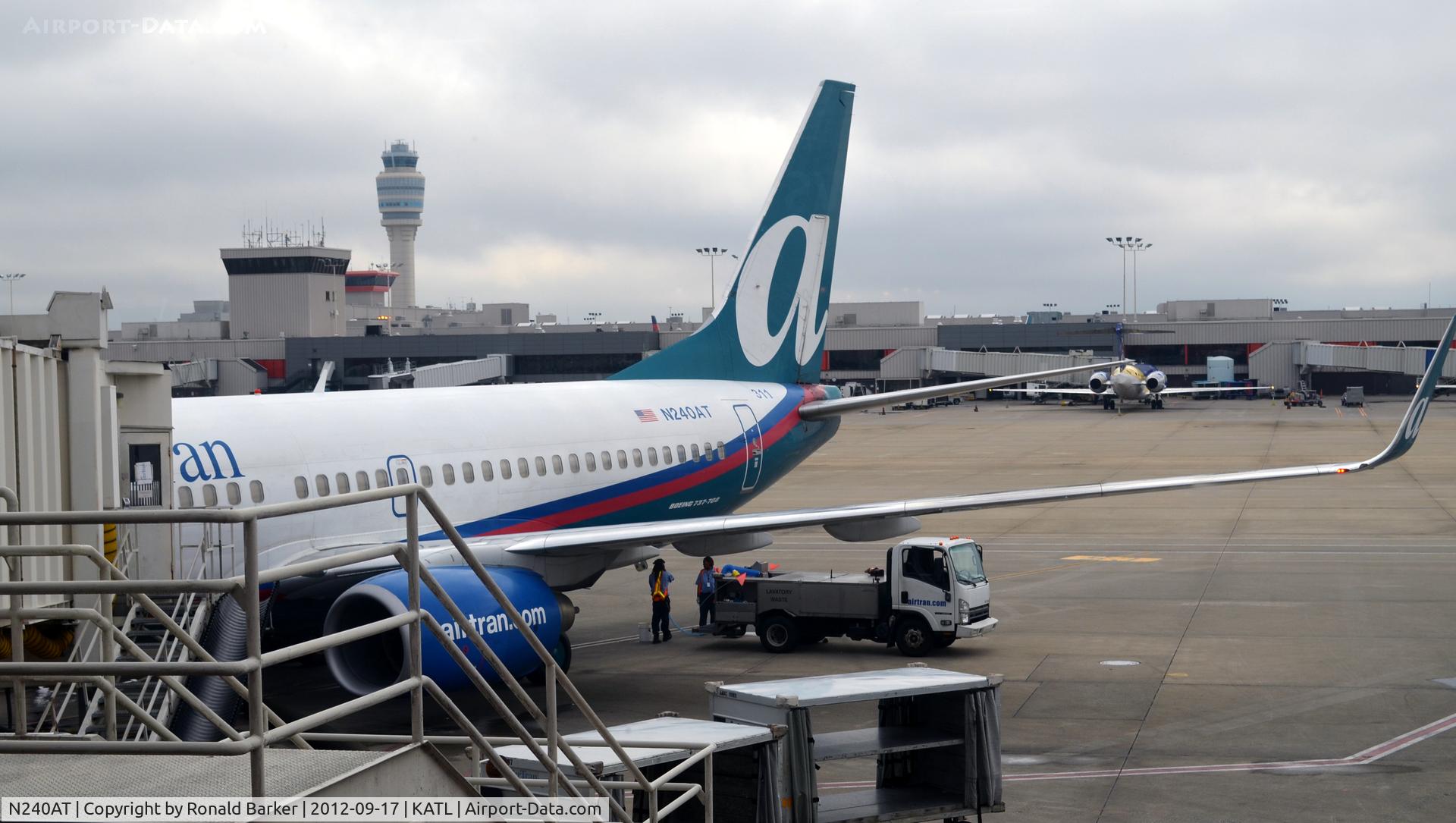 N240AT, 2005 Boeing 737-76N C/N 32657, Atlanta