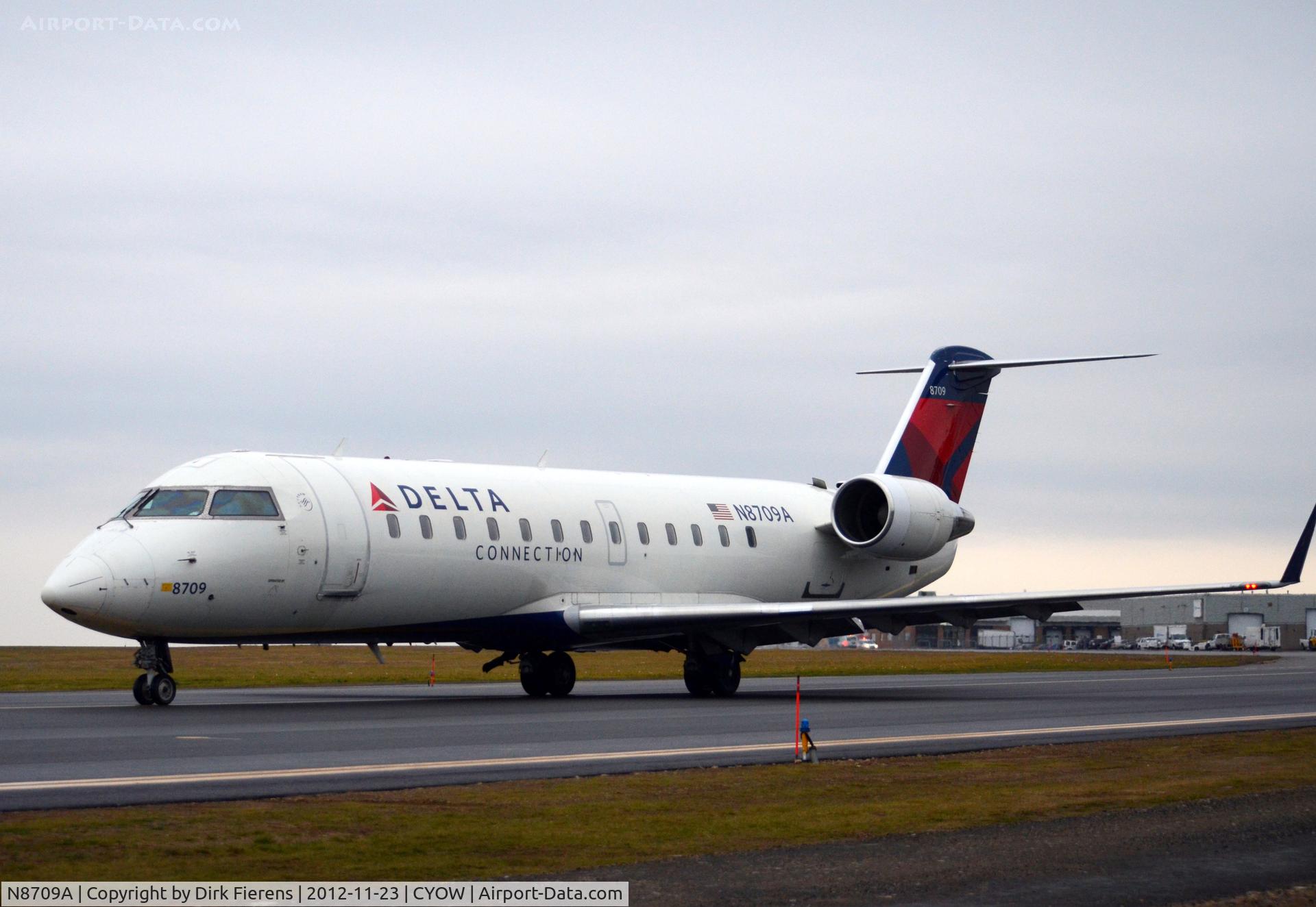 N8709A, 2002 Bombardier CRJ-200 (CL-600-2B19) C/N 7709, Approaching rwy 25 for takeoff.