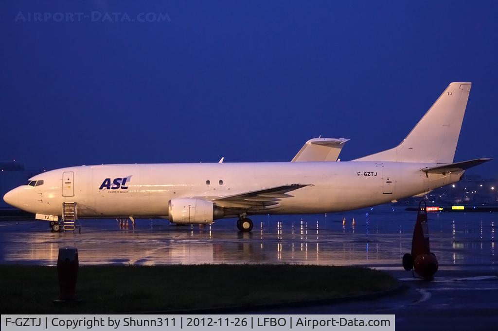 F-GZTJ, 1992 Boeing 737-4S3 C/N 25595, Parked at the Cargo apron... with ASL titles on the Cargo door...