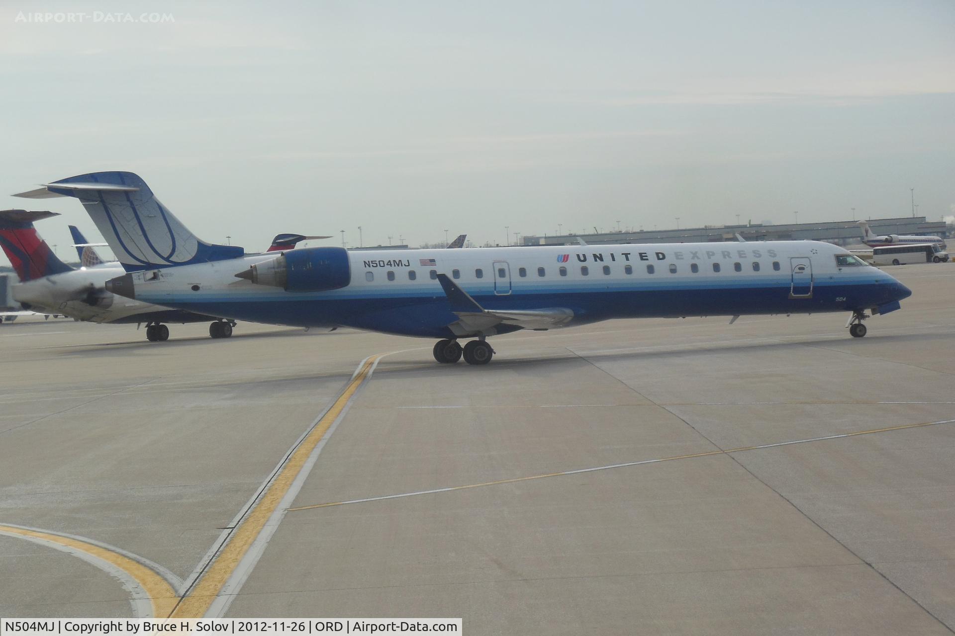 N504MJ, 2002 Bombardier CRJ-700 (CL-600-2C10) Regional Jet C/N 10066, At the gate at O'Hare