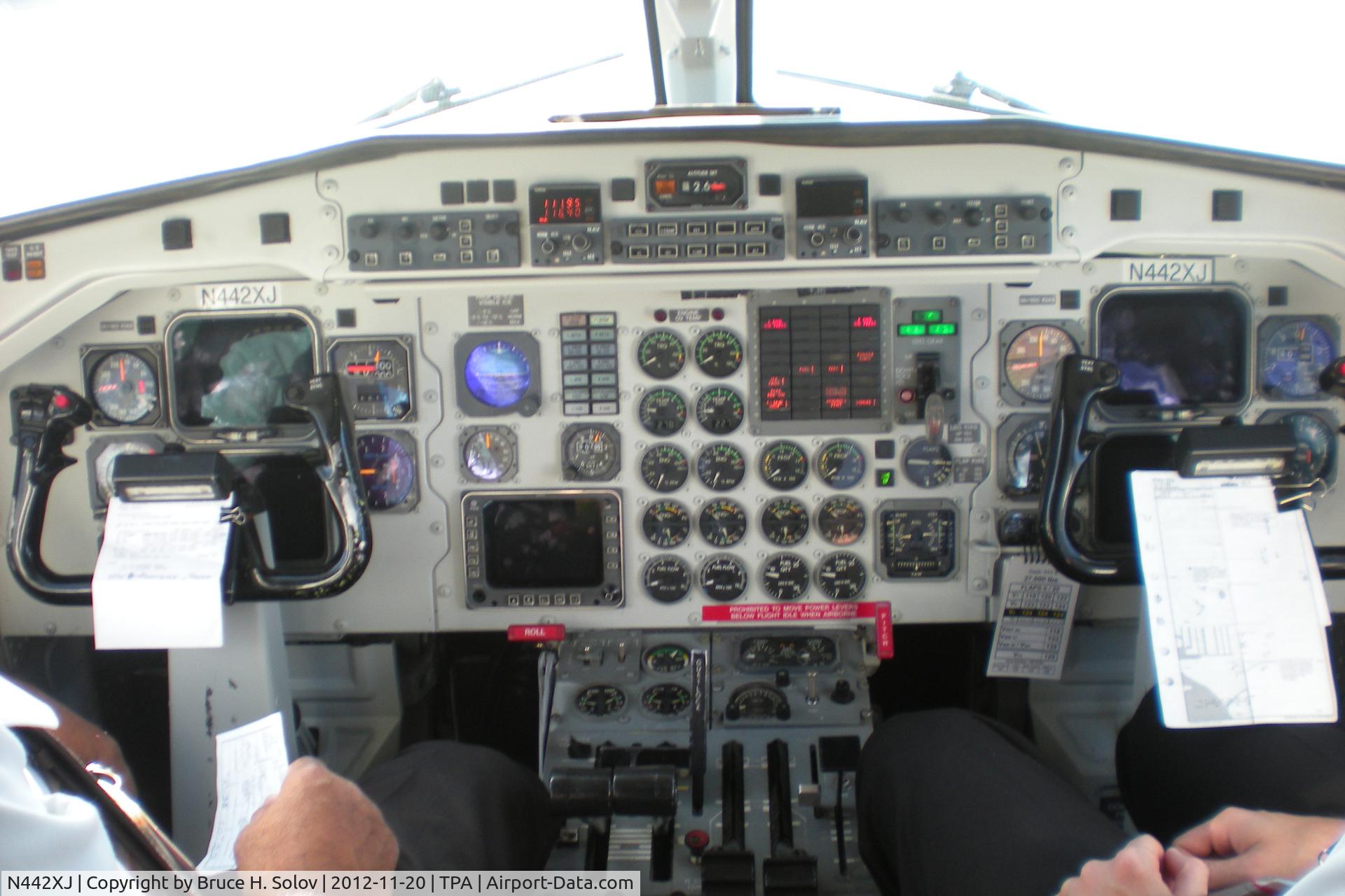 N442XJ, 1998 Saab 340B C/N 340B-442, The cockpit of a Saab 340B