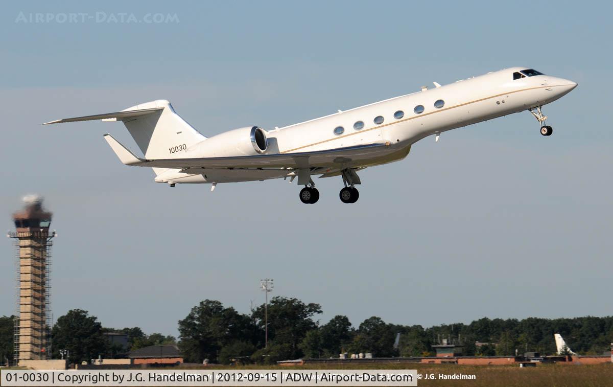 01-0030, 2001 Gulfstream Aerospace C-37A (G-V) C/N 663, Take off