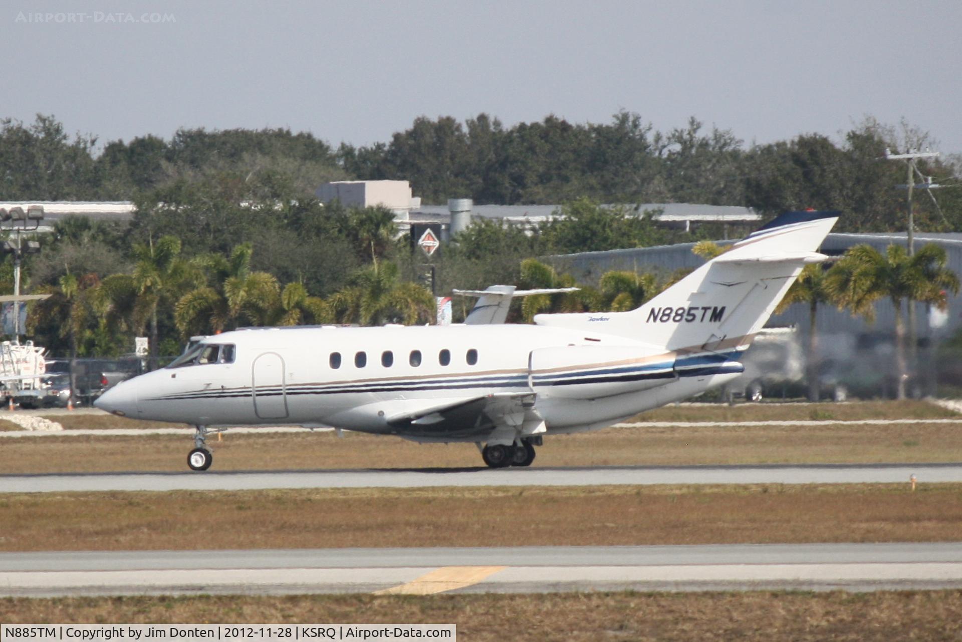 N885TM, 2001 Raytheon Hawker 800XP C/N 258564, Raytheon Hawker 800 (N885TM) departs Sarasota-Bradenton International Airport enroute to Teterboro Airport