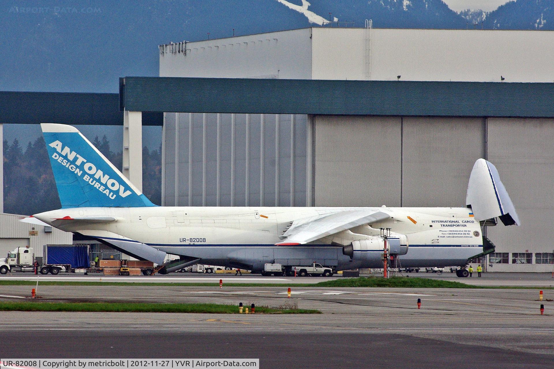 UR-82008, 1986 Antonov An-124-100M Ruslan C/N 19530501006, Cargo loading in Vancouver.