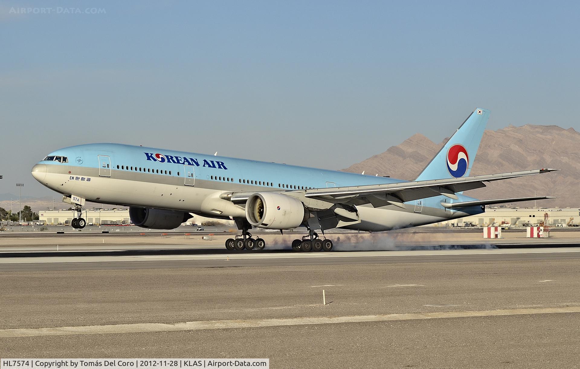 HL7574, 2000 Boeing 777-2B5/ER C/N 28444, HL7574 Korean Air Boeing 777-2B5/ER (cn 28444/305)

Las Vegas - McCarran International (LAS / KLAS)
USA - Nevada, November 28, 2012
Photo: Tomás Del Coro