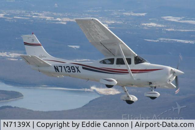 N7139X, 1999 Cessna 182S Skylane C/N 18280551, Cessna Skylane in flight.