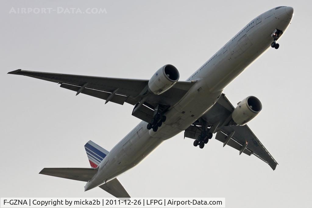 F-GZNA, 2007 Boeing 777-328/ER C/N 35297, Landing