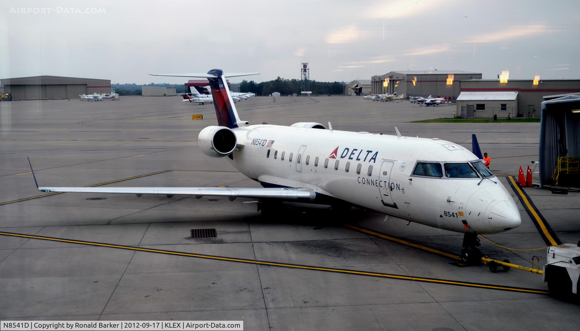 N8541D, 2001 Bombardier CRJ-200LR (CL-600-2B19) C/N 7541, Lexington