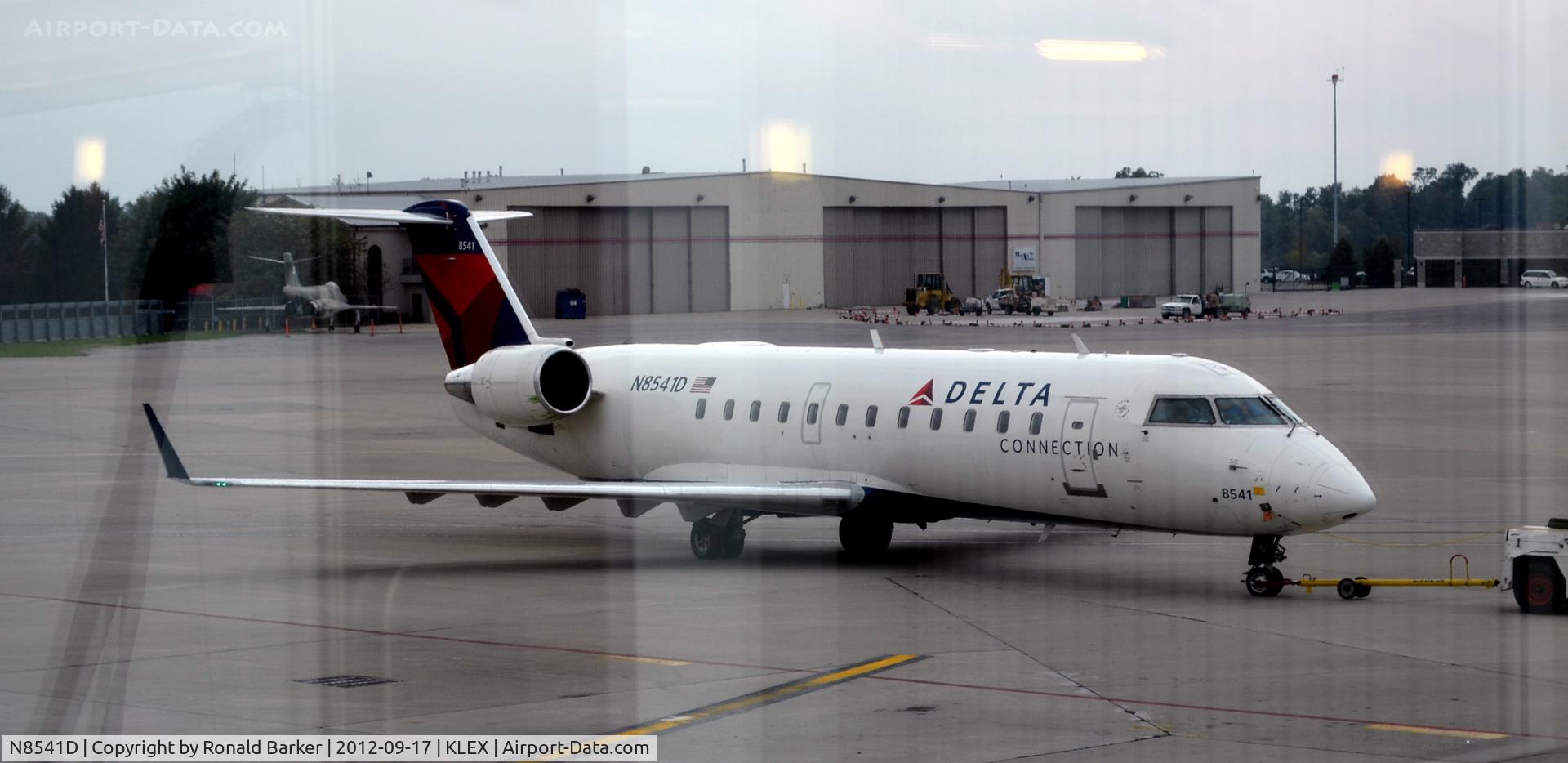 N8541D, 2001 Bombardier CRJ-200LR (CL-600-2B19) C/N 7541, Lexington  Push back