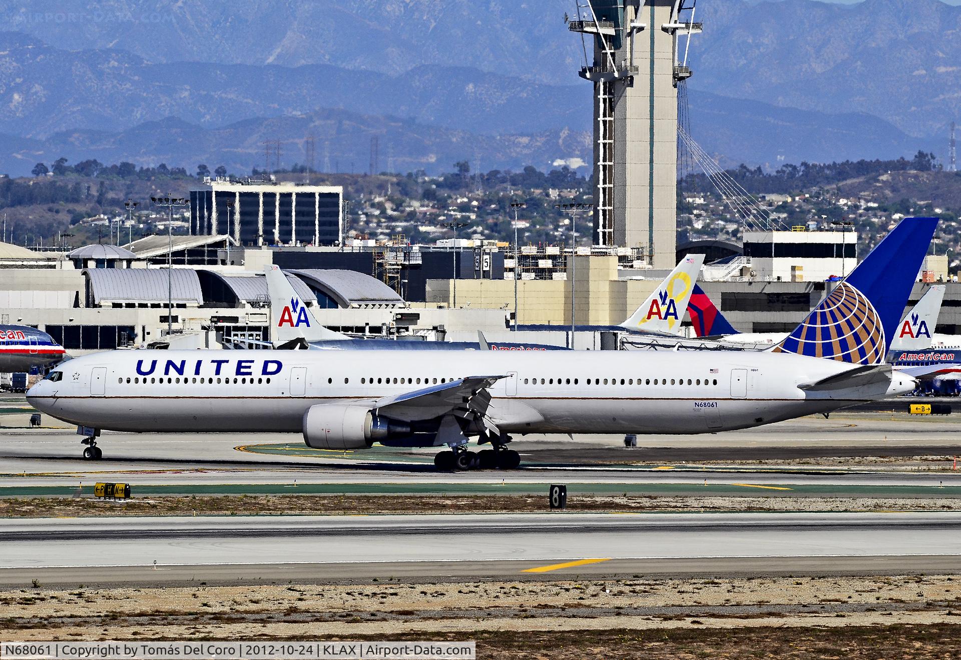 N68061, 2002 Boeing 767-424/ER C/N 29456, N68061 United Airlines Boeing 767-424/ER / 0061 (cn 29456/868)

Los Angeles - International (LAX / KLAX)
USA - California, October 24, 2012
TDelCoro
