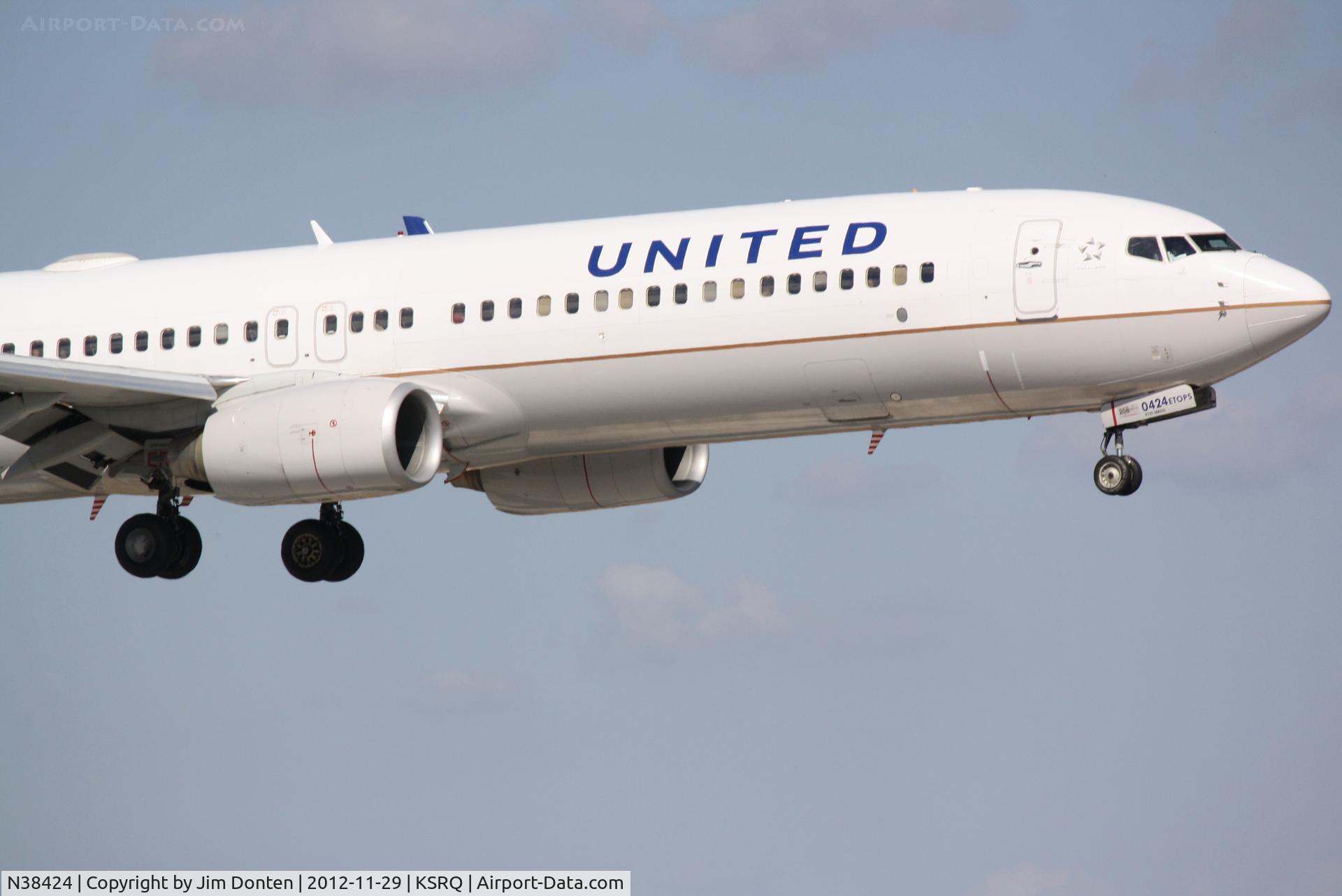 N38424, 2008 Boeing 737-924/ER C/N 37095, United Flight 1190 (N38424) arrives at Sarasota-Bradenton International Airport following a flight from Chicago-O'Hare International Airport