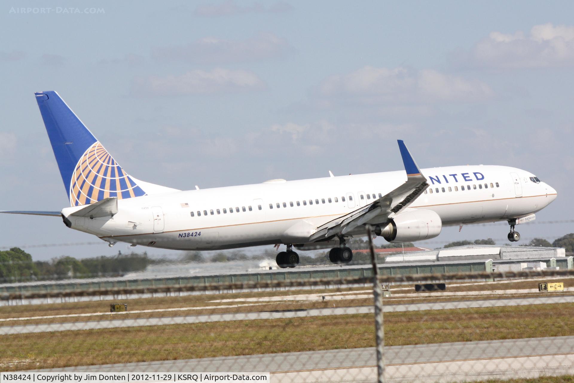 N38424, 2008 Boeing 737-924/ER C/N 37095, United Flight 1190 (N38424) arrives at Sarasota-Bradenton International Airport following a flight from Chicago-O'Hare International Airport