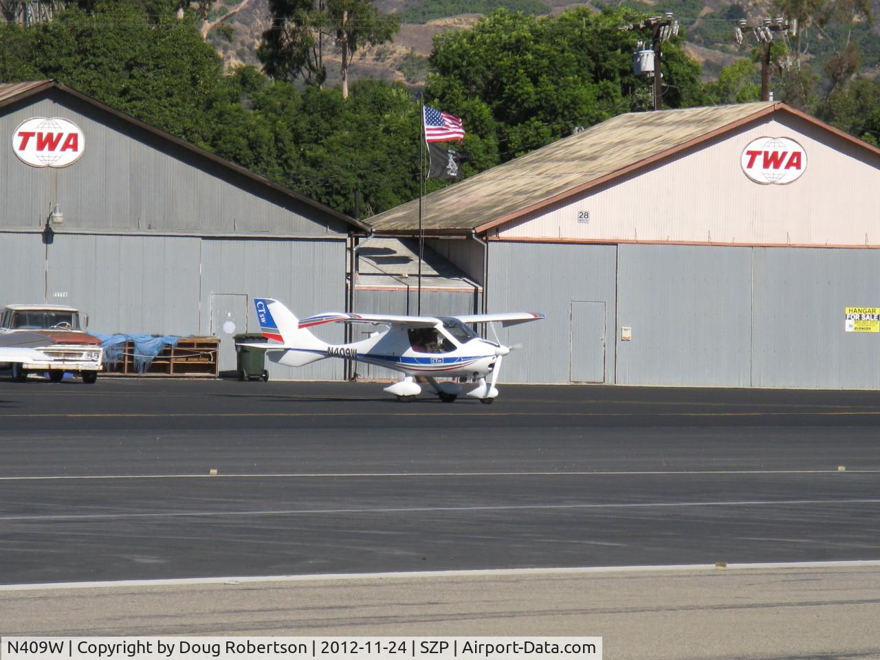 N409W, 2006 Flight Design CTSW C/N 06-07-06, 2006 Flight Design Gmbh CTSW, Rotax 912ULS 100 Hp, holding short 22. Note: This aircraft originally Experimental class now operated Light Sport. See FAA Registry.