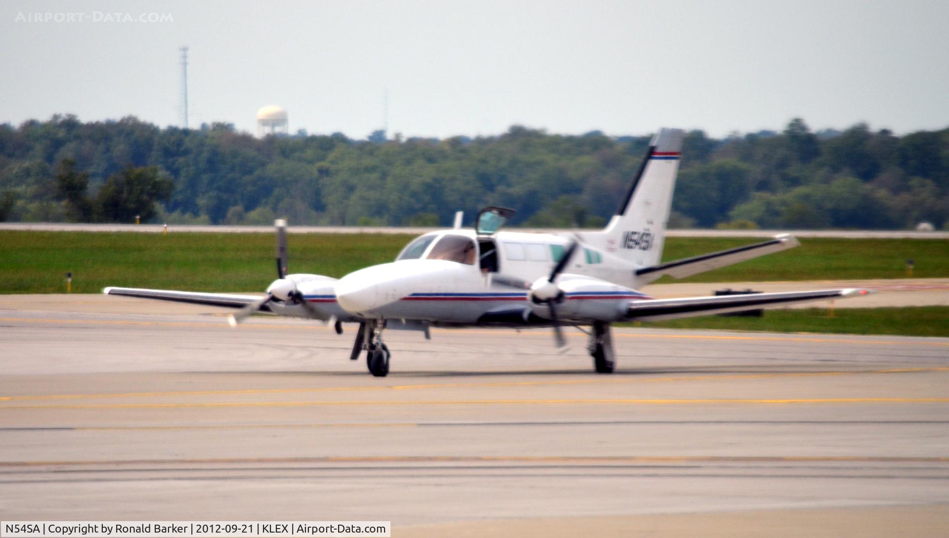 N54SA, Cessna 404 Titan C/N 404-0426, Taxi LEX
