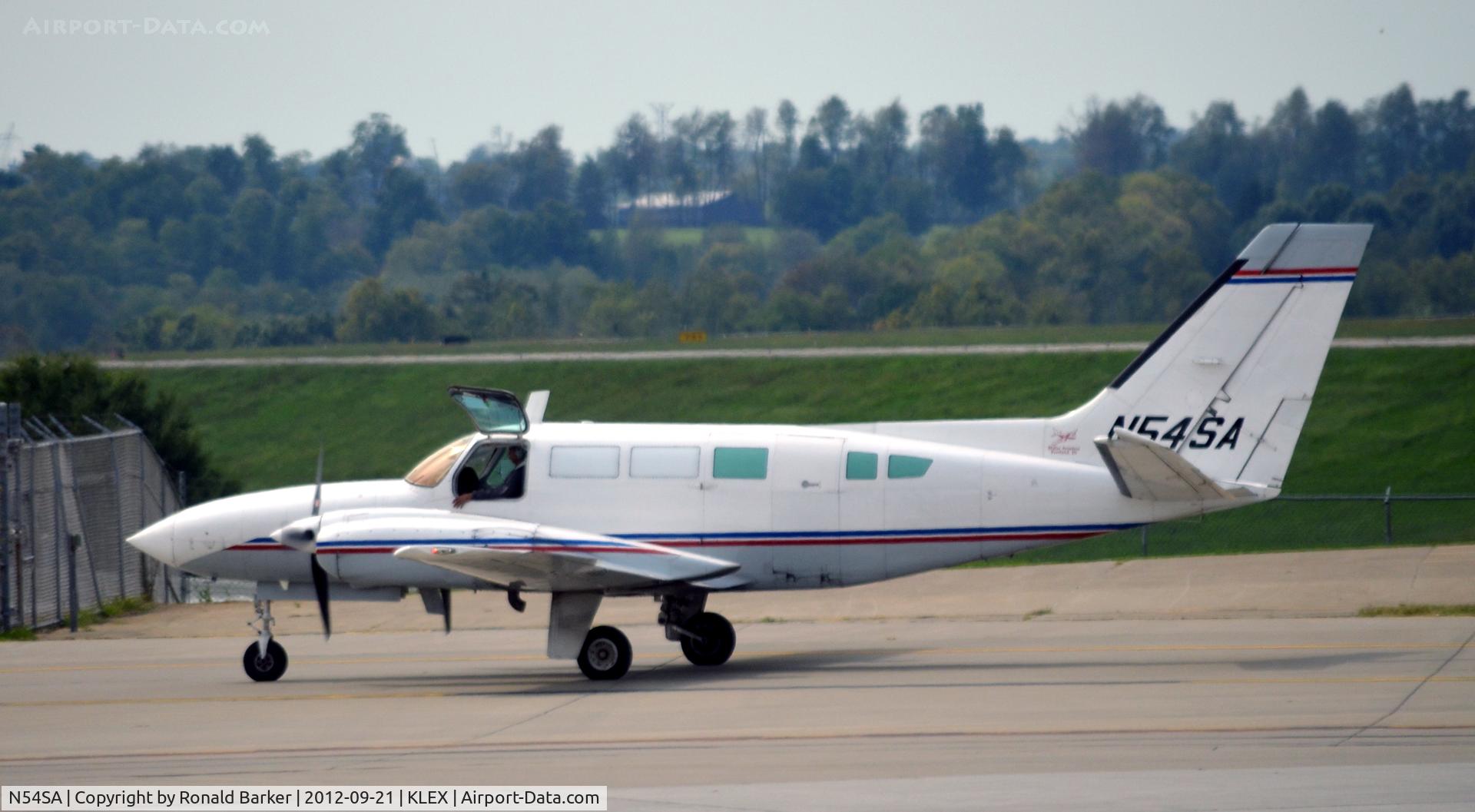 N54SA, Cessna 404 Titan C/N 404-0426, Taxi LEX