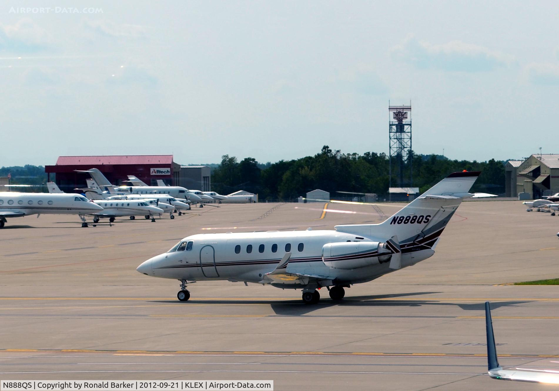 N888QS, 2008 Hawker Beechcraft Corp Hawker 900XP C/N HA-0042, Taxi LEX