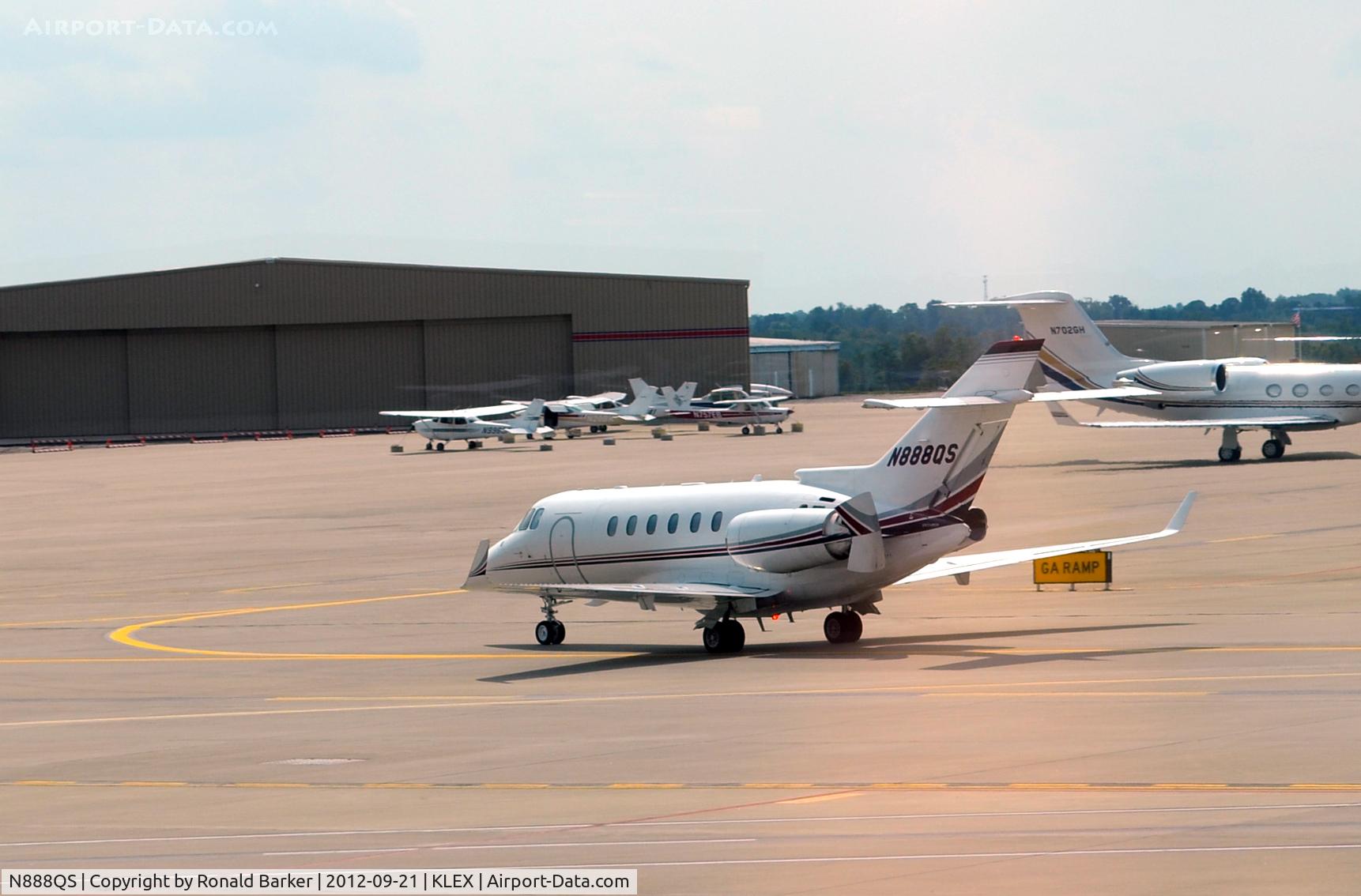 N888QS, 2008 Hawker Beechcraft Corp Hawker 900XP C/N HA-0042, Taxi LEX