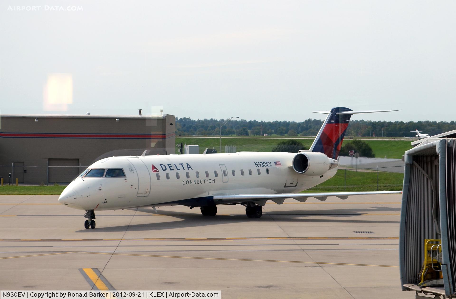 N930EV, 2005 Bombardier CRJ-200ER (CL-600-2B19) C/N 8014, Taxi LEX