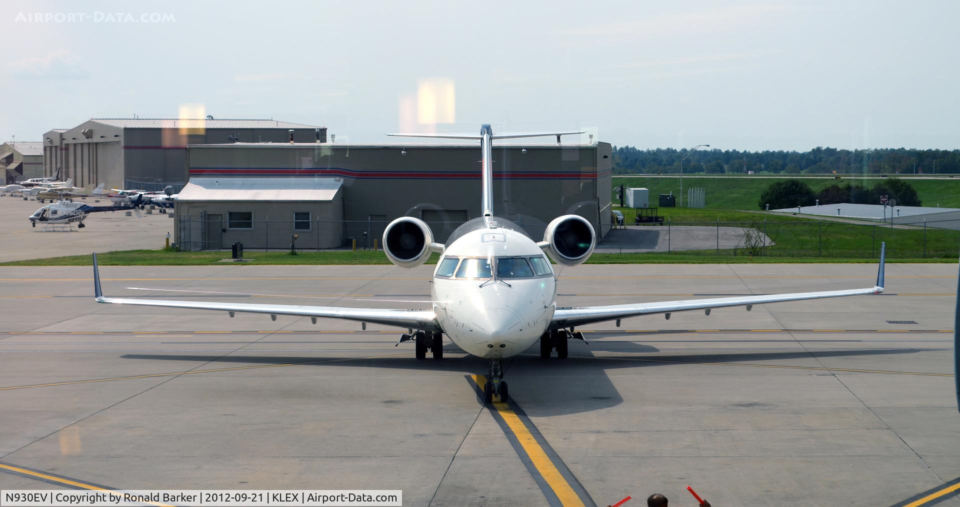 N930EV, 2005 Bombardier CRJ-200ER (CL-600-2B19) C/N 8014, Taxi LEX